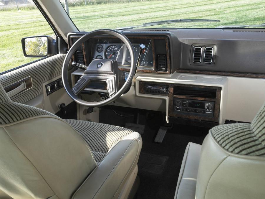 Интерьер Plymouth Voyager 1984 года  (фото 9 из 21)